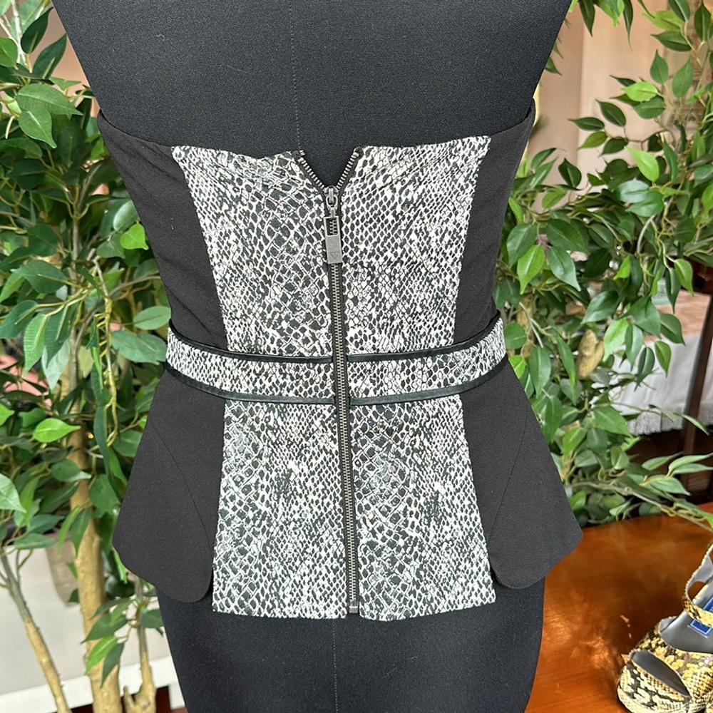 ๐ GUESS Size Small Sexy Bustier Top Black and Beige Snake print - Picture 4 of 4